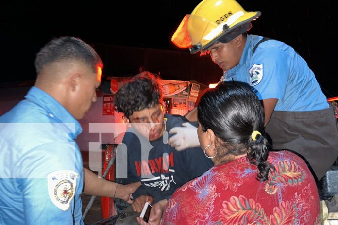 Foto: Un menor gravemente lesionado tras choque de motocicleta contra camioneta en Jalapa/TN8