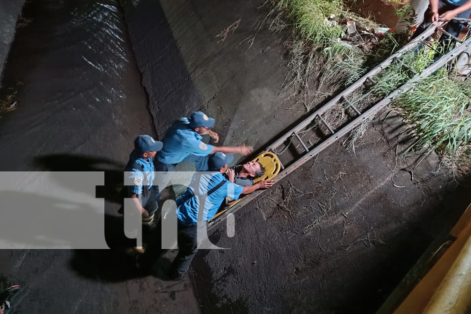 Foto: Conductor de caponera y su madre caen en cauce al esquivar un bache en Managua/TN8