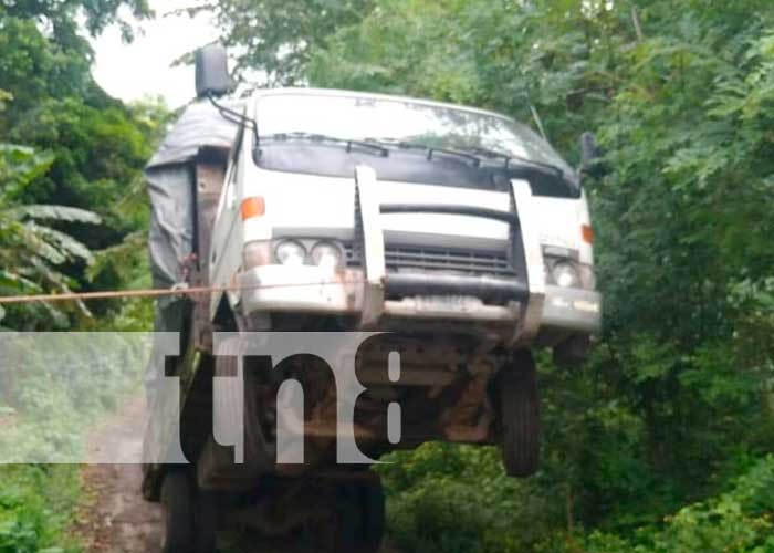 Foto: "Con las llantas, para arriba" camión casi se vuelca en la Isla de Ometepe/ TN8