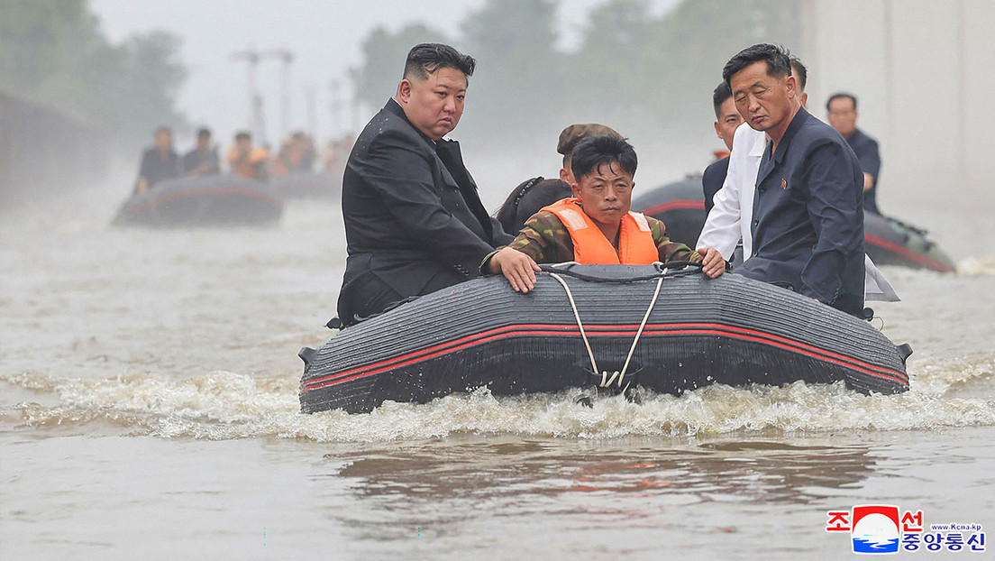 Foto: Líder de Corea Kim Jong-un inspecciona zonas inundadas y promete mejoras /Créditos