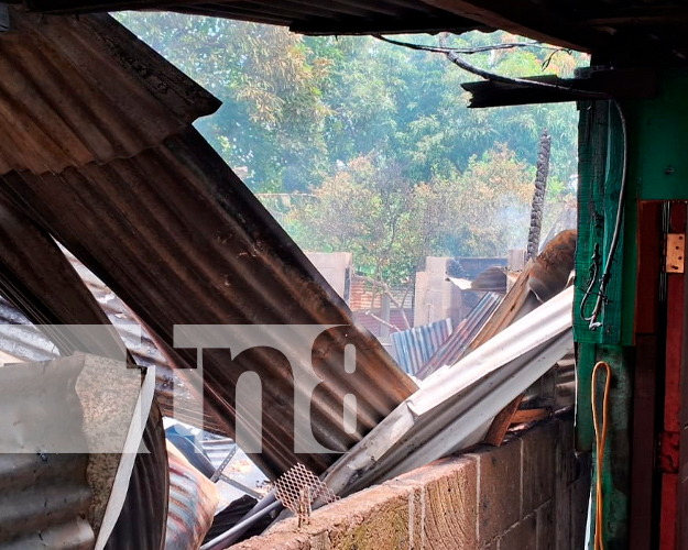 Foto: Incendio consume una vivienda en la carretera a Xiloá, Managua/Cortesía