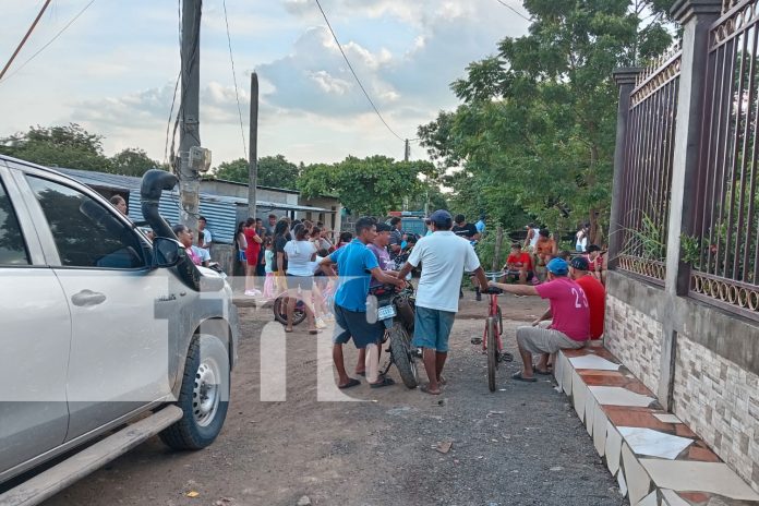 Foto: Padres lloran la pérdida de su pequeña, arrollada por un vehículo en Las Canoas/TN8