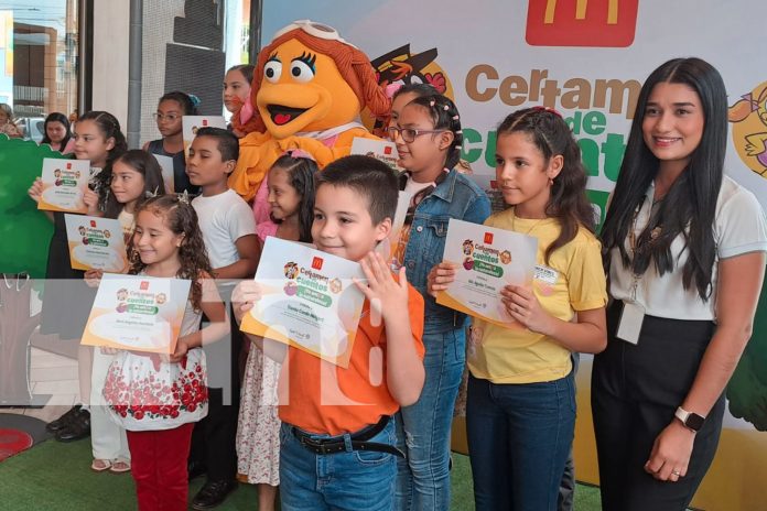 Foto: McDonald's premia a ganadores del décimo certamen de cuentos 