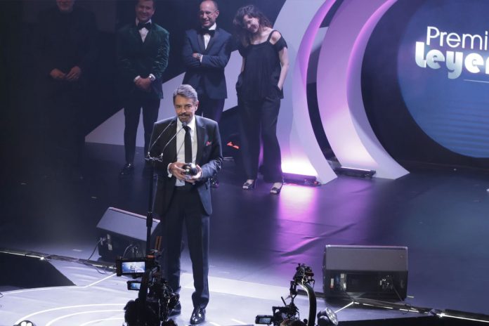 Foto: Emotivo discurso de Eugenio Derbez en los Premios Aura 2024/ Cortesía