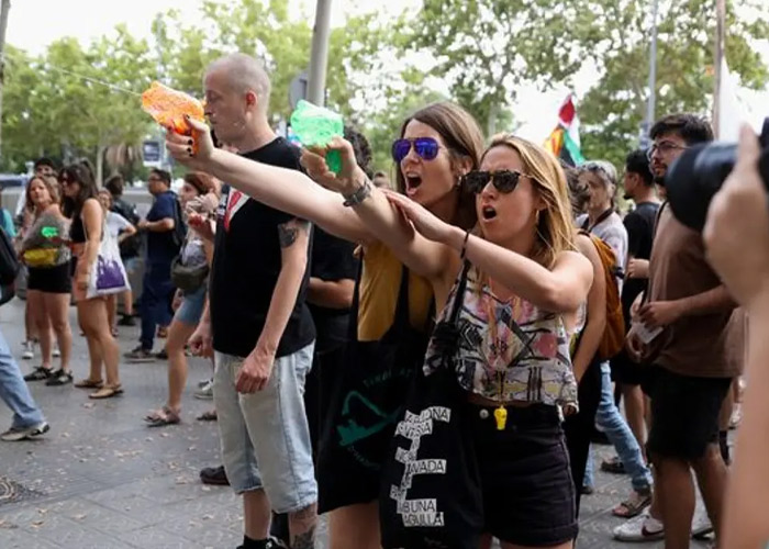 Disparan con pistolas de agua a los visitantes en Barcelona