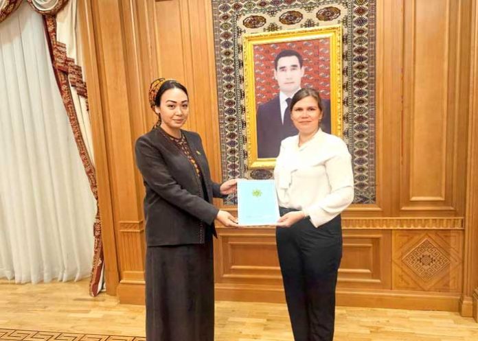 Foto: Compañera Tatiana García, Embajadora de Nicaragua en la República de Turkmenistán junto a la Señora Dunyagozel Gulmanova, Presidenta del Parlamento de Turkmenistán / Cortesía
