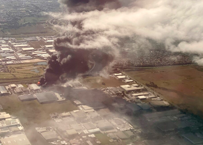 Foto:incendio en la fábrica de Australia, se apreció los bidones que salieron volando a varios metros/Cortesía