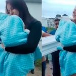 Foto: conmovedor momento en el que una madre arrulla a su hijo recién fallecido durante el funeral/Cortesía