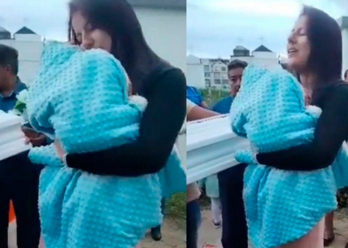 Foto: conmovedor momento en el que una madre arrulla a su hijo recién fallecido durante el funeral/Cortesía