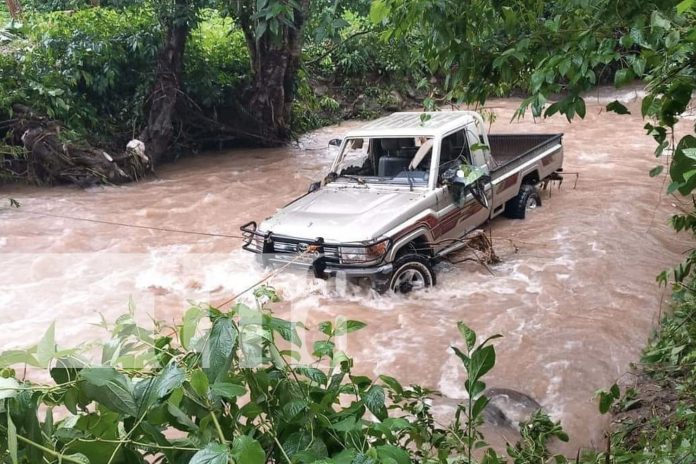 Foto: Camioneta arrastrada por fuertes corrientes deja un desaparecido en Jinotega/TN8