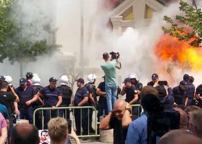 Foto: Violentas protestas en Albania /cortesía