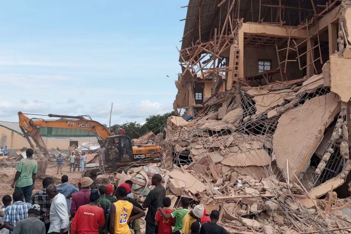 Foto: Derrumbe de una escuela deja 16 estudiantes muertos en Nigeria / Cortesía