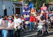 Foto: Familias de León caminan con alegría celebrando el triunfo de la Revolución/TN8
