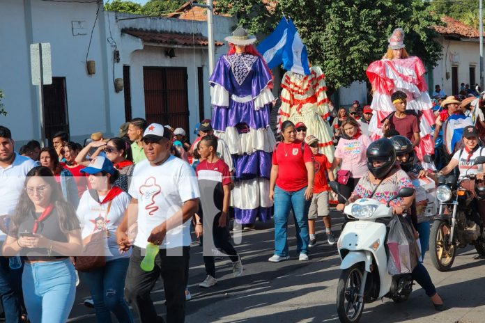 Foto: Familias de León caminan con alegría celebrando el triunfo de la Revolución/TN8