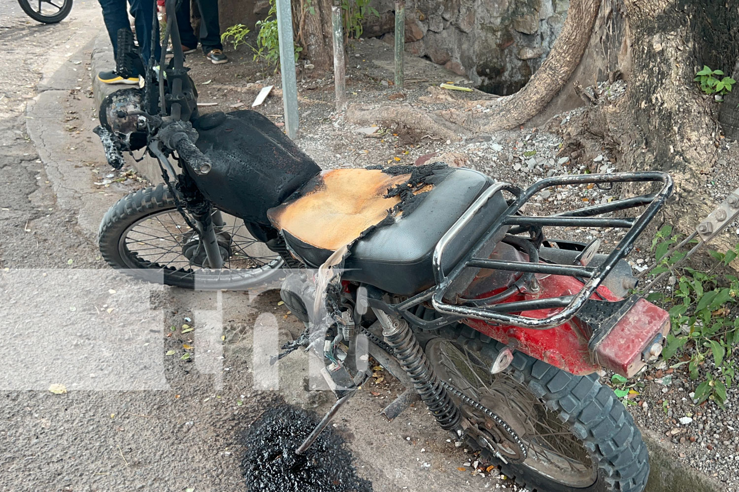 Foto: Motocicleta toma fuego cuando su conductor circulaba por una de las calles de Juigalpa/TN8