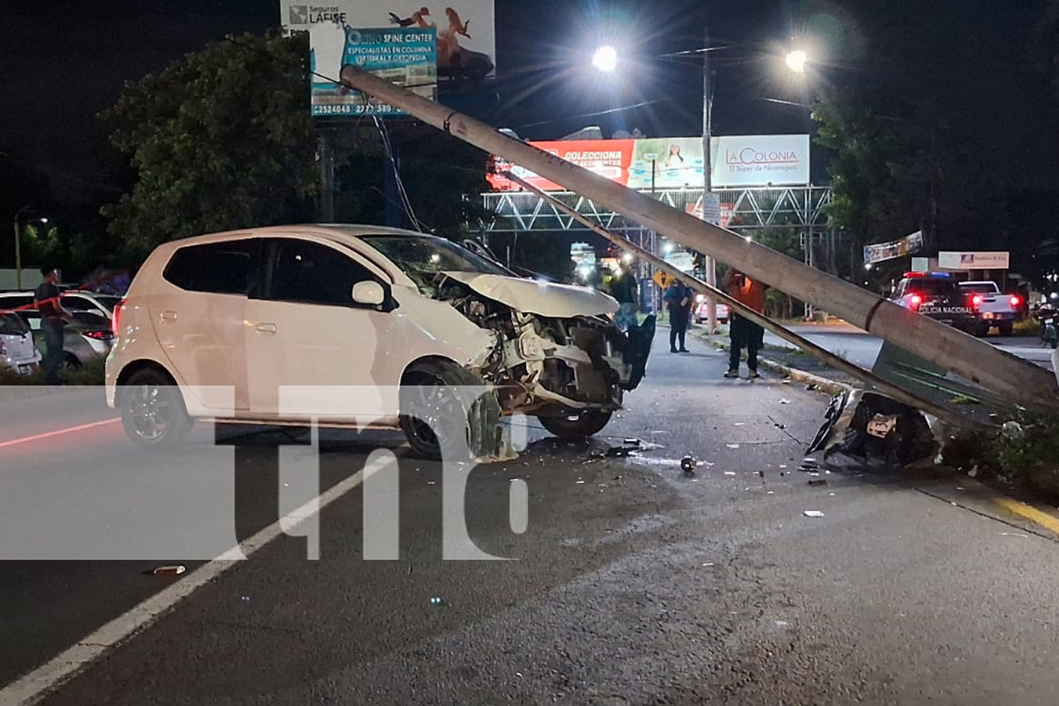 Foto: Conductor sobrevive milagrosamente tras impactar contra poste en carretera a Masaya/TN8