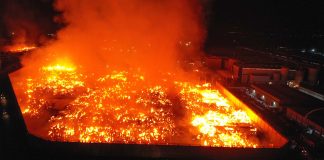 Foto: Fábrica en Turquía arde en llamas por cuarto día/Créditos