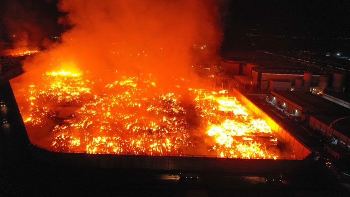 Foto: Fábrica en Turquía arde en llamas por cuarto día/Créditos