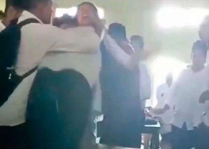 Foto: captan supuesto exorcismo de una estudiante/Cortesía