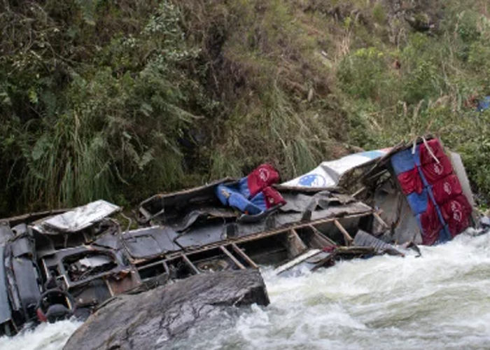 Foto: Autobús cae a un guindo en Perú /cortesía 