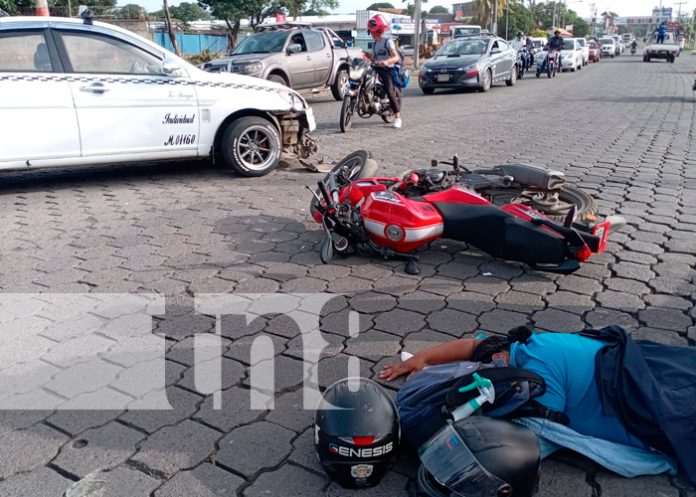 Foto: Accidente de tránsito en El Riguero, Managua, involucra a taxi y motocicleta/TN8