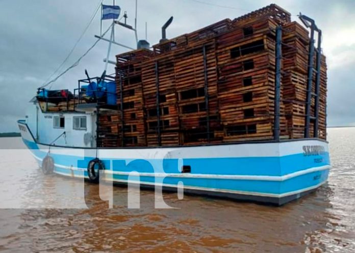 Barco pesquero volcado por una ola en el Caribe Sur