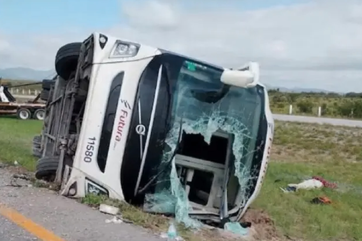 Foto: Volcadura de autobús en Nuevo León, México dejó ocho personas muertas/Cortesía