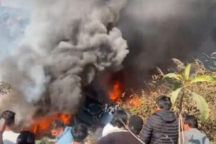 Foto: Un avión se estrella en Nepal, deja 18 muertos y solo se salva el piloto