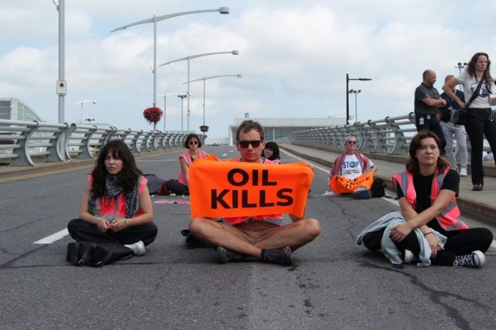 Foto: Detienen a ocho ecologistas tras irrupción en el aeropuerto de Fráncfort, Alemania/Créditos