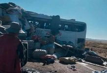 Foto: En Bolivia, un choque frontal entre un camión y un autobús de pasajeros/Cortesía