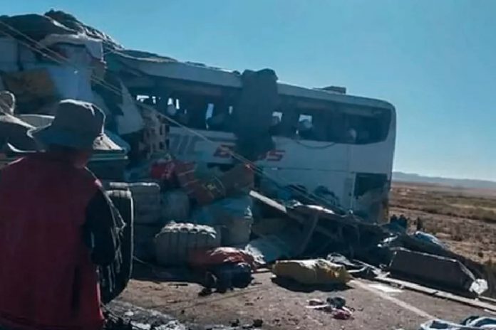 Foto: En Bolivia, un choque frontal entre un camión y un autobús de pasajeros/Cortesía