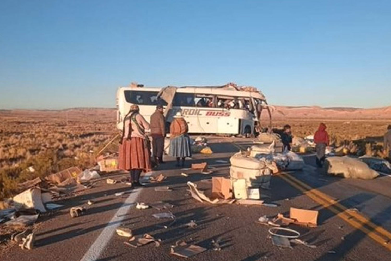 Foto: Un choque frontal entre un camión y un autobús de pasajeros/Cortesía