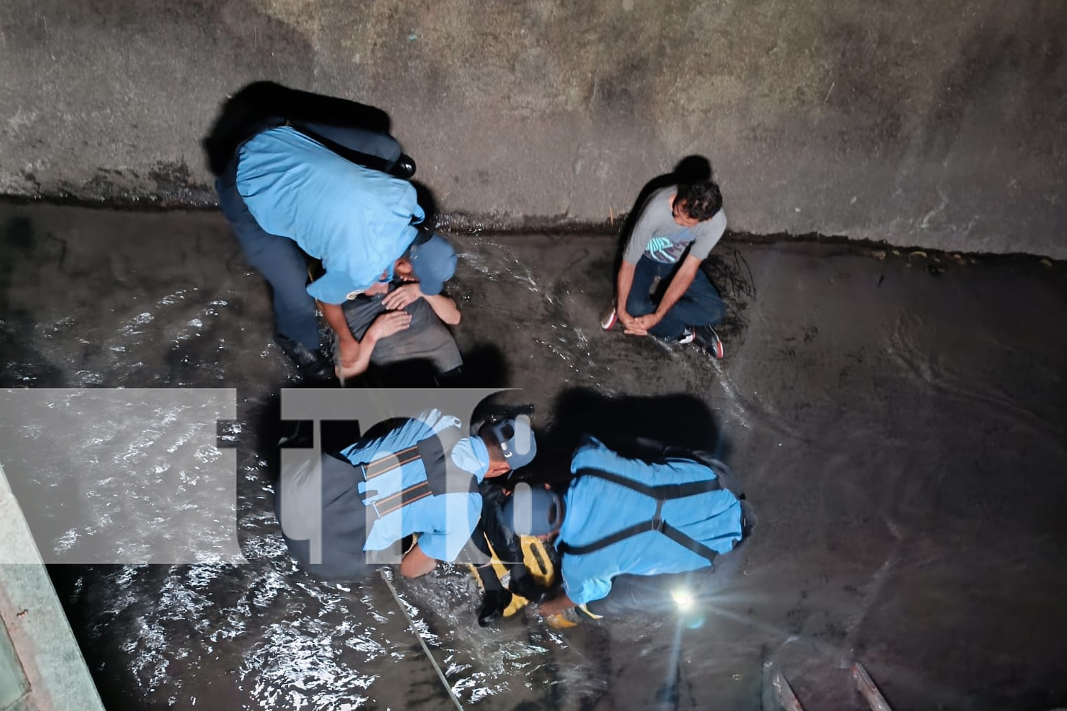 Foto: Conductor de caponera y su madre caen en cauce al esquivar un bache en Managua/TN8