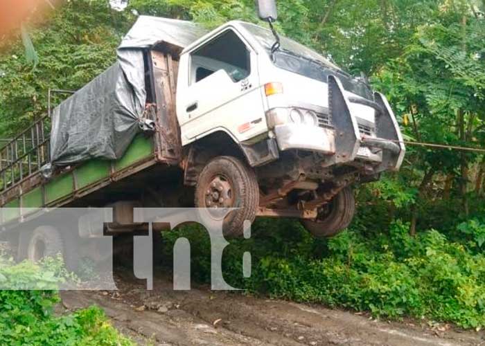 Foto: "Con las llantas, para arriba" camión casi se vuelca en la Isla de Ometepe/ TN8