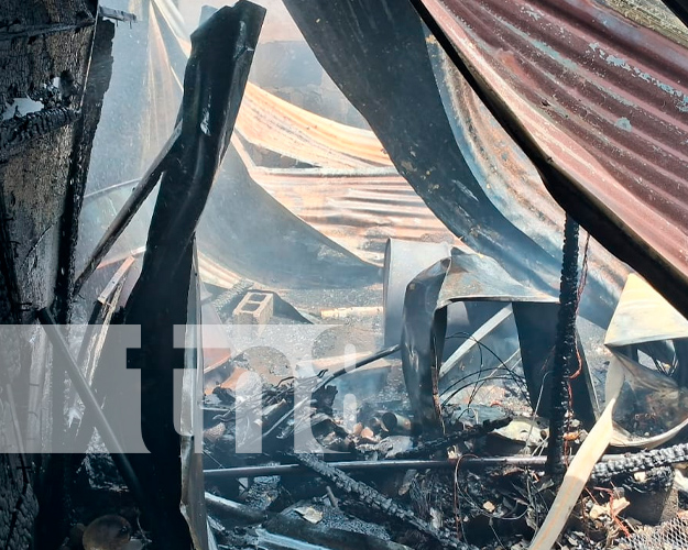 Foto: Incendio consume una vivienda en la carretera a Xiloá, Managua/Cortesía