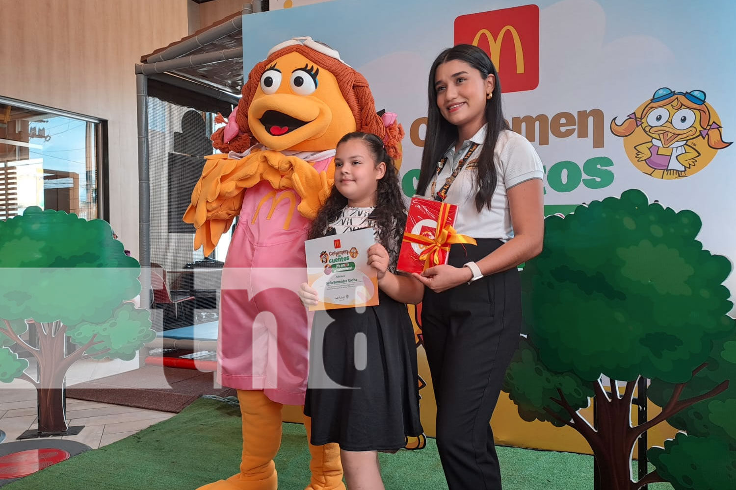 Foto: McDonald's premia a ganadores del décimo certamen de cuentos "Yo amo la naturaleza" / TN8