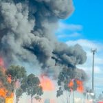 Foto:incendio en la fábrica de Australia, se apreció los bidones que salieron volando a varios metros/Cortesía