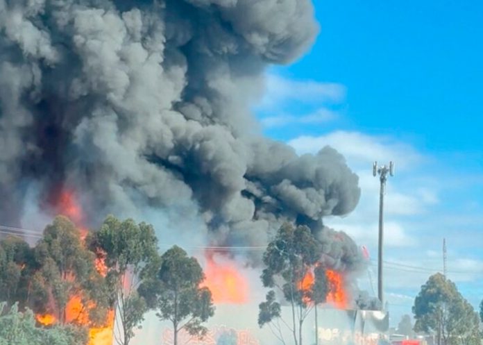 Foto:incendio en la fábrica de Australia, se apreció los bidones que salieron volando a varios metros/Cortesía