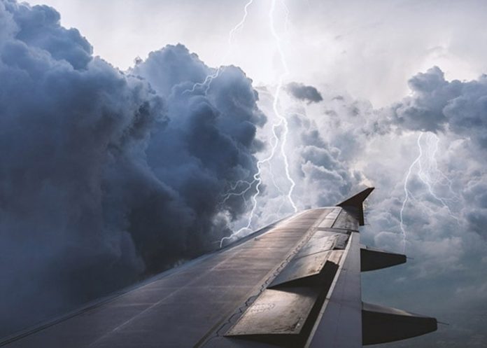 Foto: Rayo impacta en avión /cortesía