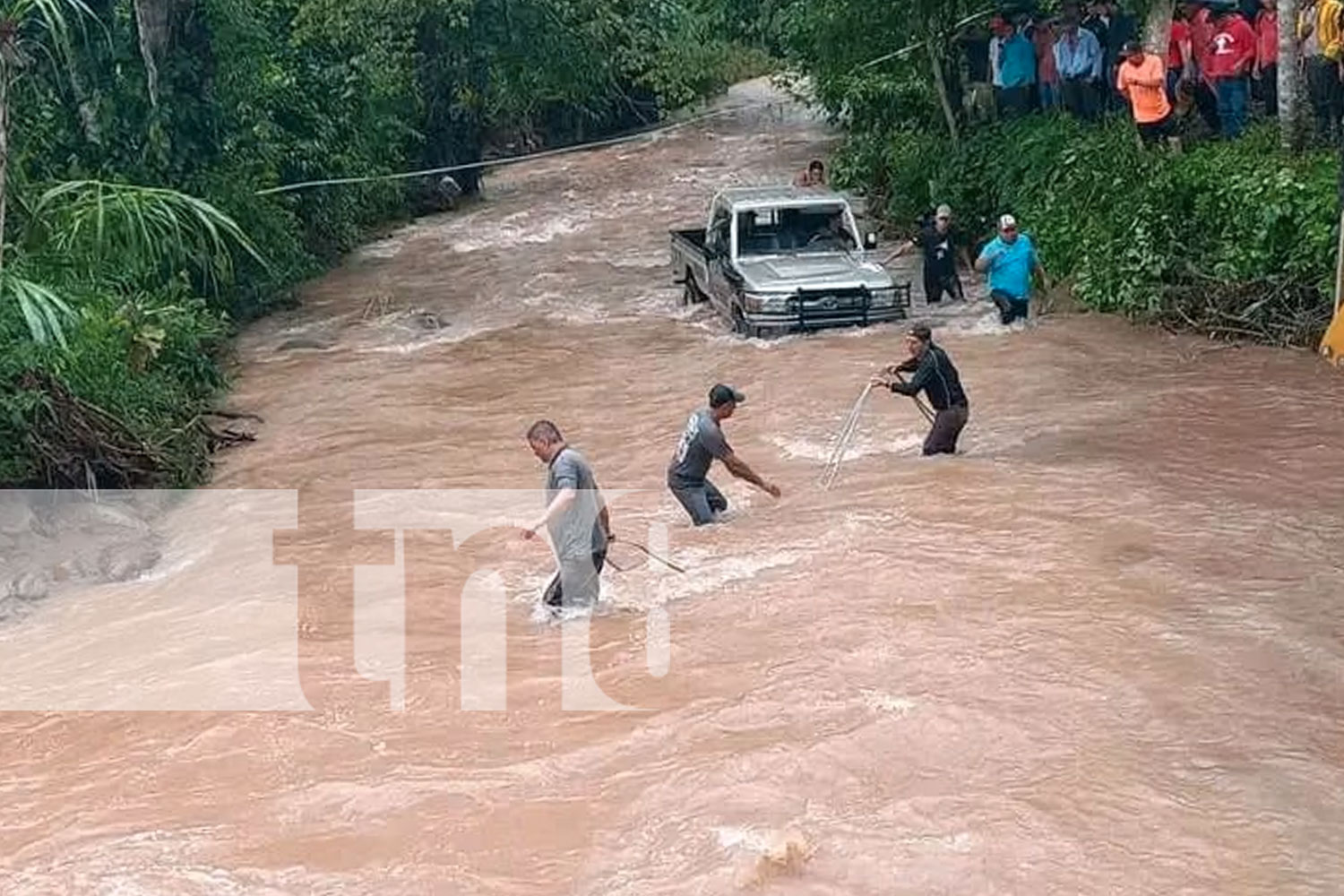 Foto: Camioneta arrastrada por fuertes corrientes deja un desaparecido en Jinotega/TN8