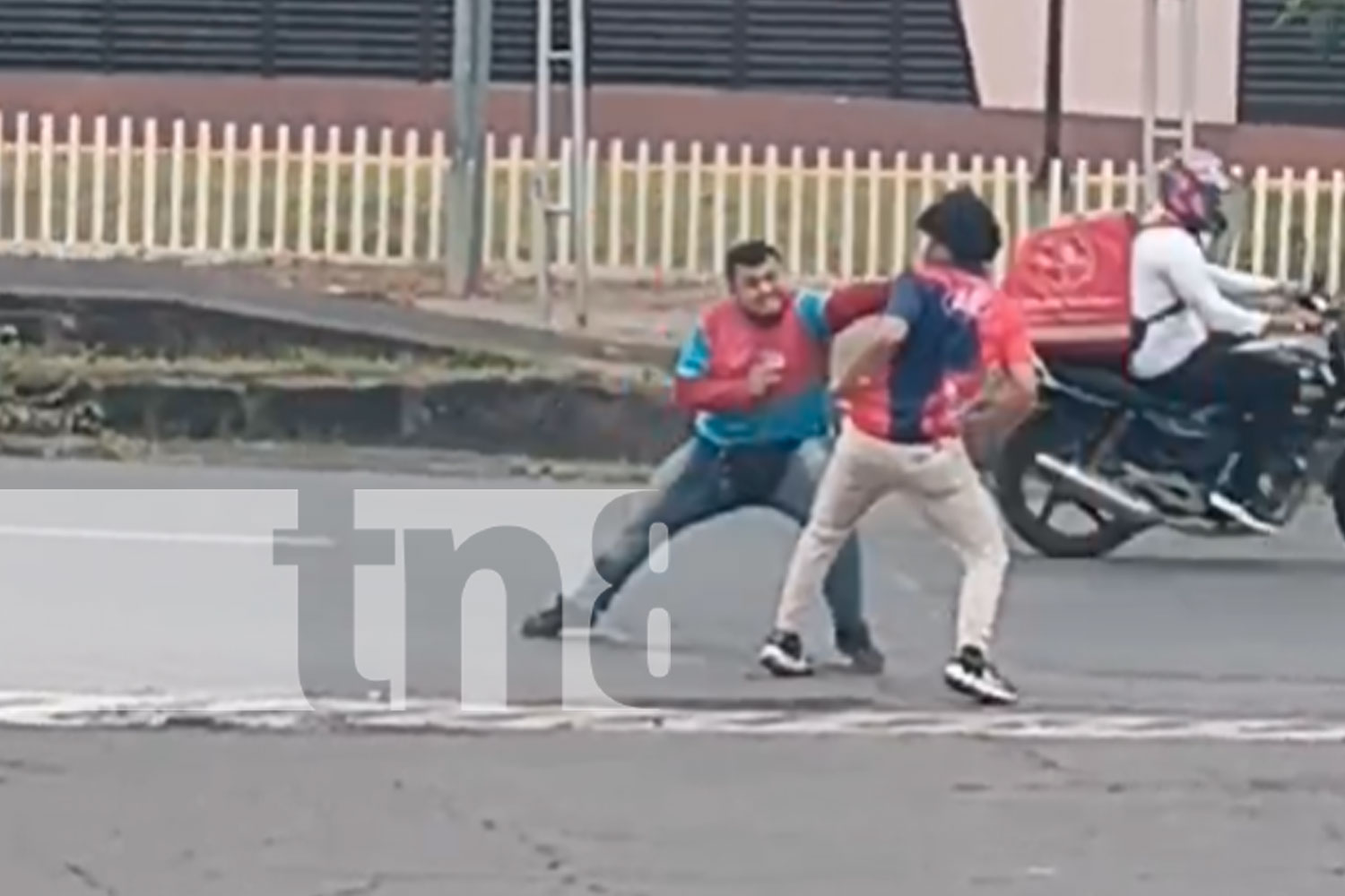 Foto: ¡De ofensas a golpes! Sujetos se desahogan y se dan con todo en la rotonda La Virgen/TN8