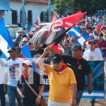 Foto: Familias de León caminan con alegría celebrando el triunfo de la Revolución/TN8