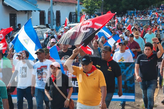 Foto: Familias de León caminan con alegría celebrando el triunfo de la Revolución/TN8