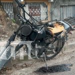 Foto: Motocicleta toma fuego cuando su conductor circulaba por una de las calles de Juigalpa/TN8