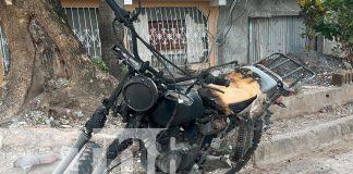Foto: Motocicleta toma fuego cuando su conductor circulaba por una de las calles de Juigalpa/TN8