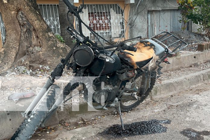 Foto: Motocicleta toma fuego cuando su conductor circulaba por una de las calles de Juigalpa/TN8