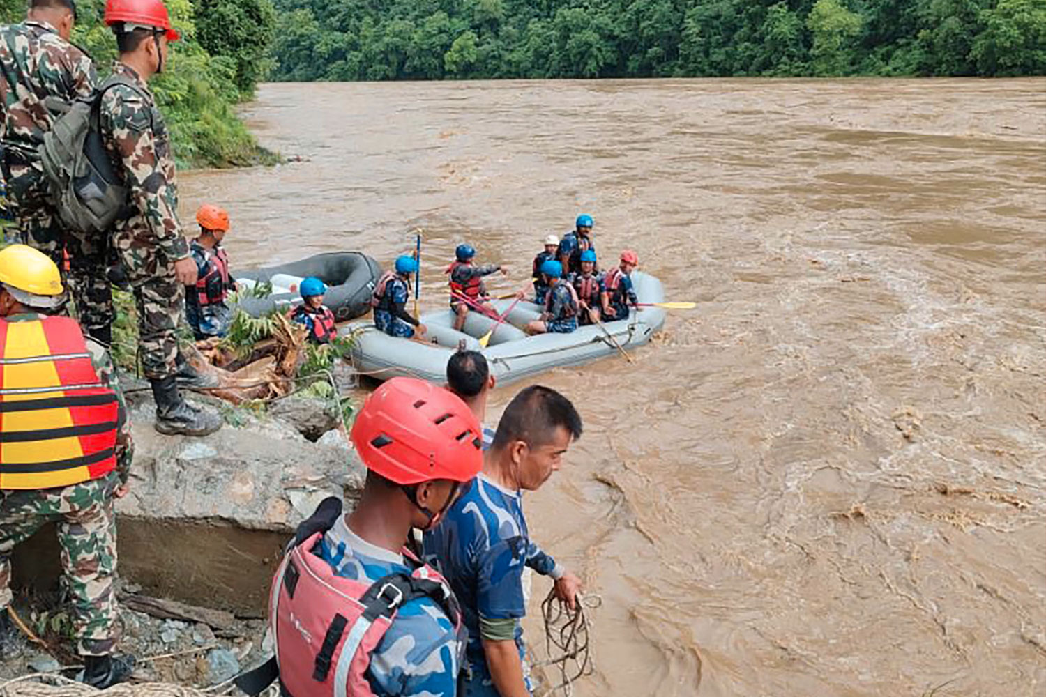 Foto: Los equipos de rescate de Nepal, recuperaron cinco cuerpos/Cortesía