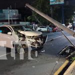 Foto: Conductor sobrevive milagrosamente tras impactar contra poste en carretera a Masaya/TN8