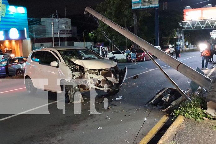 Foto: Conductor sobrevive milagrosamente tras impactar contra poste en carretera a Masaya/TN8