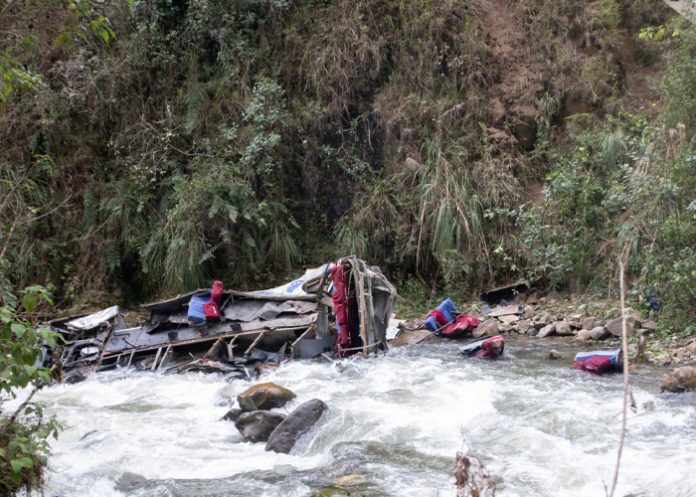 Foto: Autobús cae a un guindo en Perú /cortesía